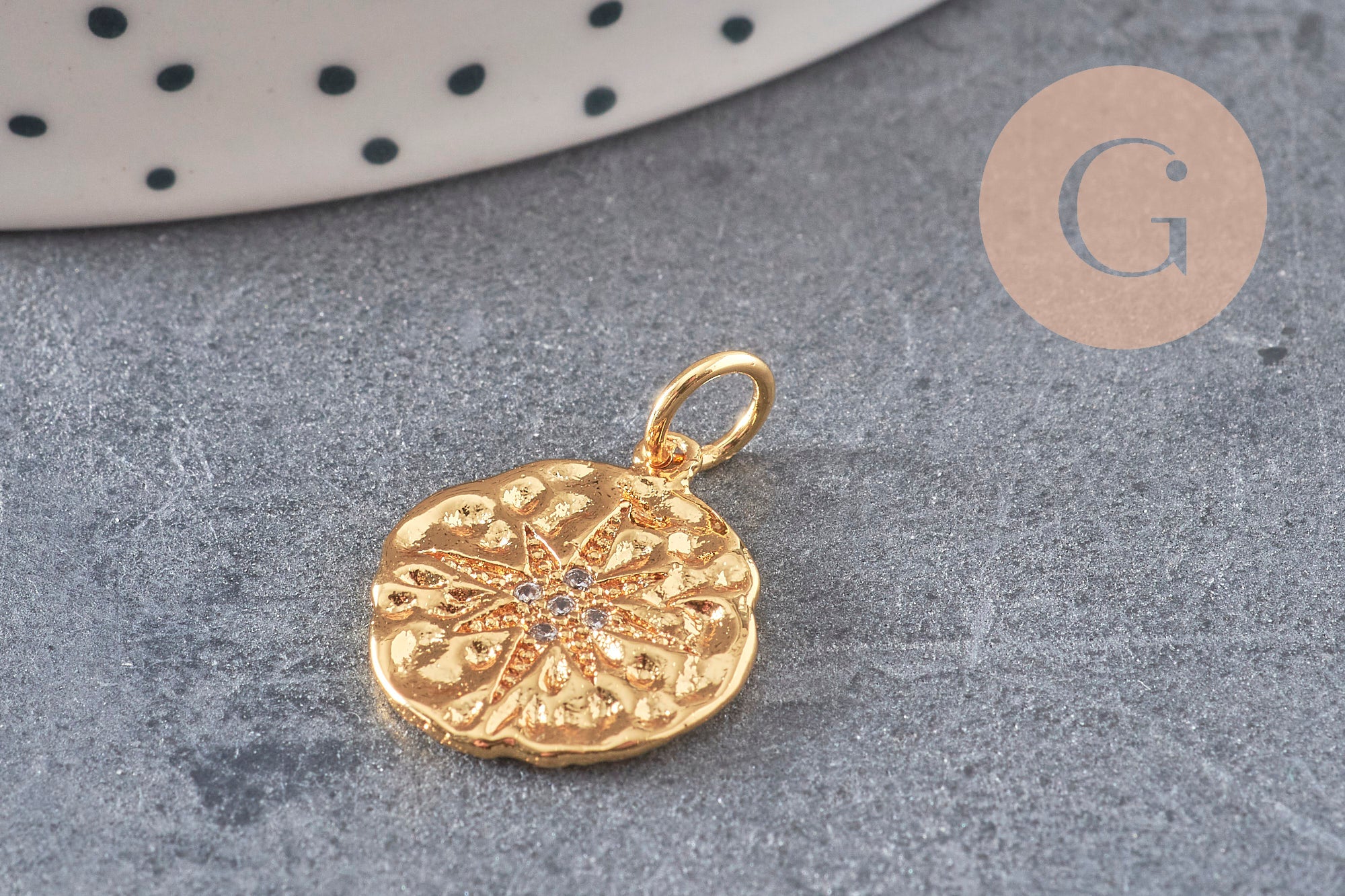 Pendentif médaille doré cristal zircon, pendentif doré,porte-bonheur,laiton dore,bijou médaille,création bijoux,17mm, x1 (G0482)