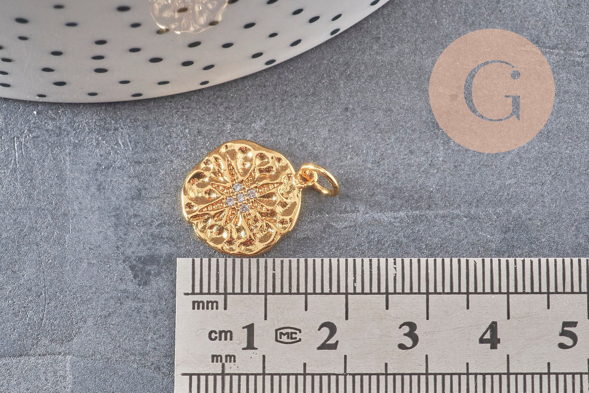 Pendentif médaille doré cristal zircon, pendentif doré,porte-bonheur,laiton dore,bijou médaille,création bijoux,17mm, x1 (G0482)