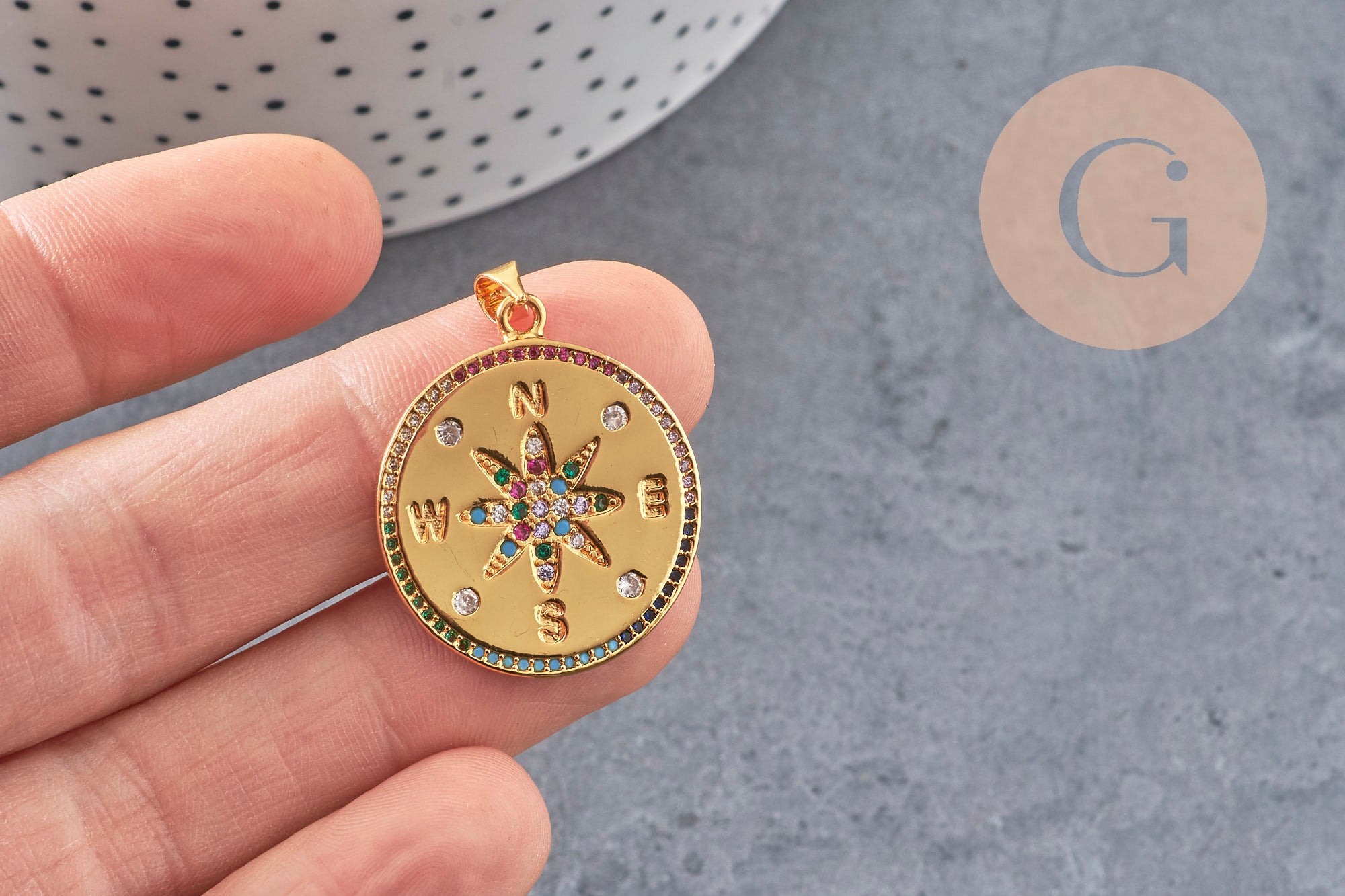 Pendentif médaille ronde boussole étoile laiton doré 18K zircons 25.5mm, x1 (G3554)