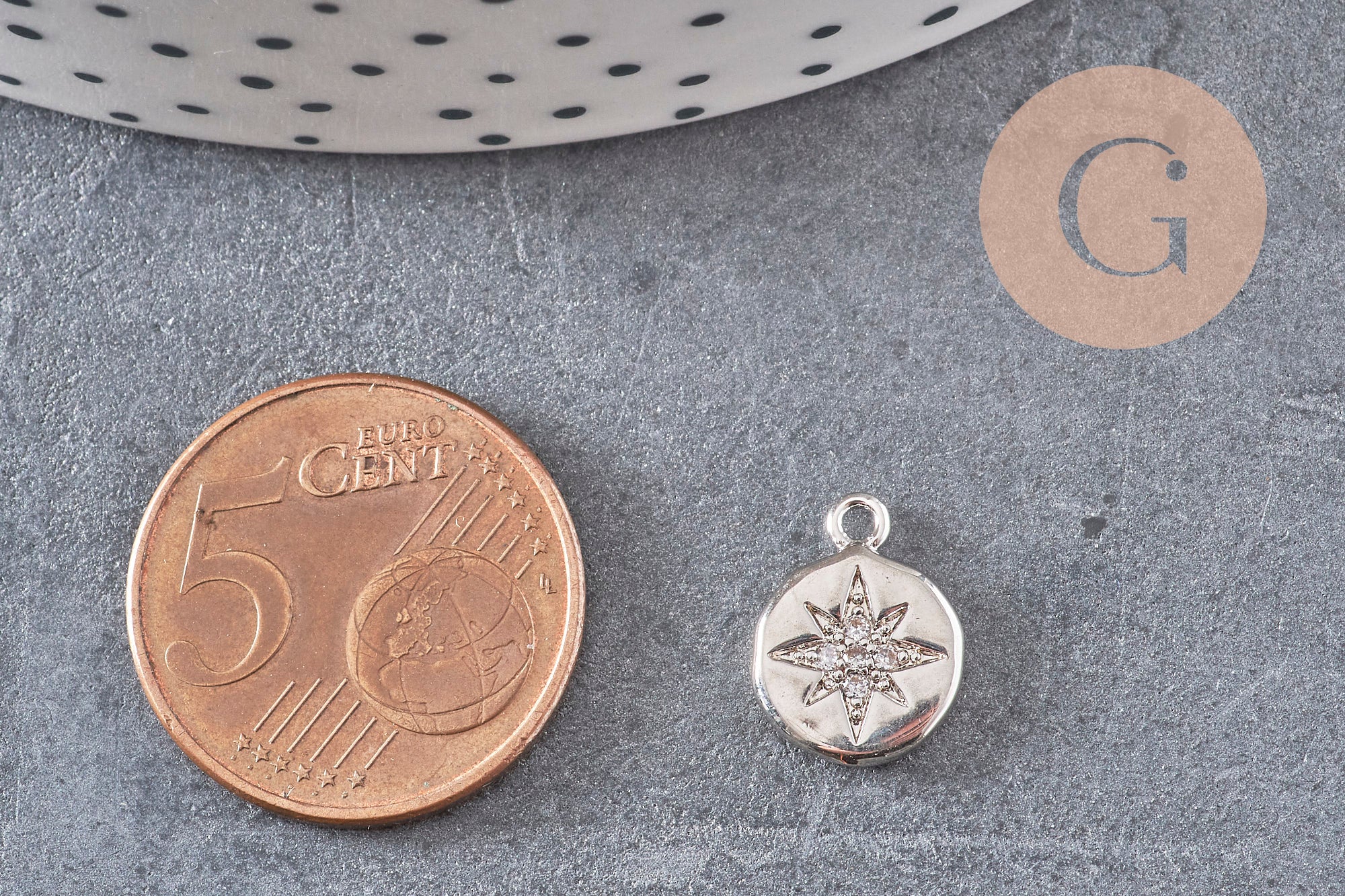 Pendentif médaille ronde étoile laiton doré zircons, pendentif doré avec cristaux pour création bijoux,13mm, x1 (G3471)