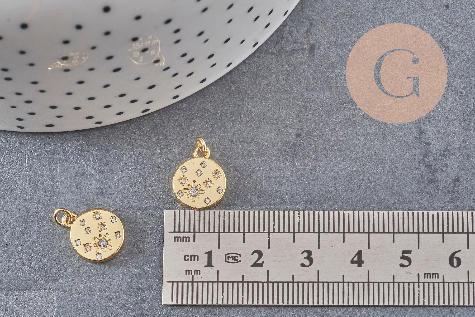 Pendentif médaille ronde étoiles laiton doré zircons, un pendentif doré avec cristaux pour création bijoux,14mm, x1 (G4748)