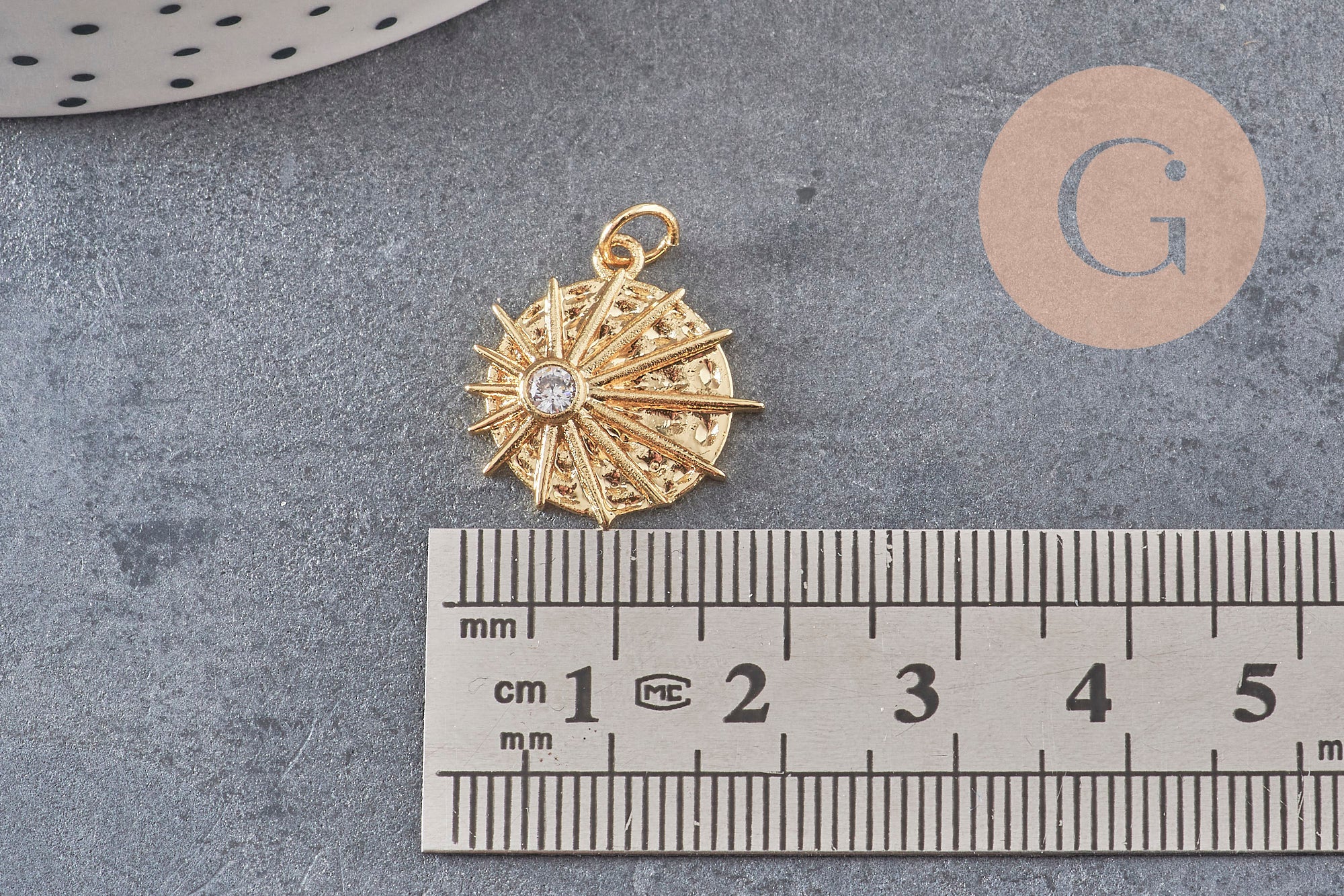 Pendentif médaille ronde soleil laiton doré zircon, un pendentif doré avec cristaux pour création bijoux,18mm, x1 G3469