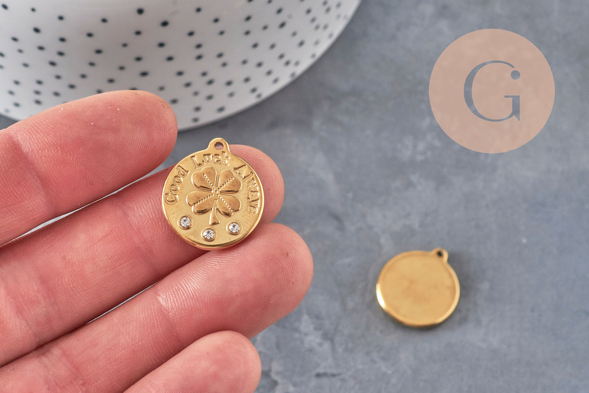Pendentif médaille trèfle 4 feuilles en acier doré 20mm avec zircons et inscription Good Luck.