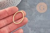 Pendentif ovale doré IP en acier inoxydable 304 sans fond, 35mm, tenu dans une main.