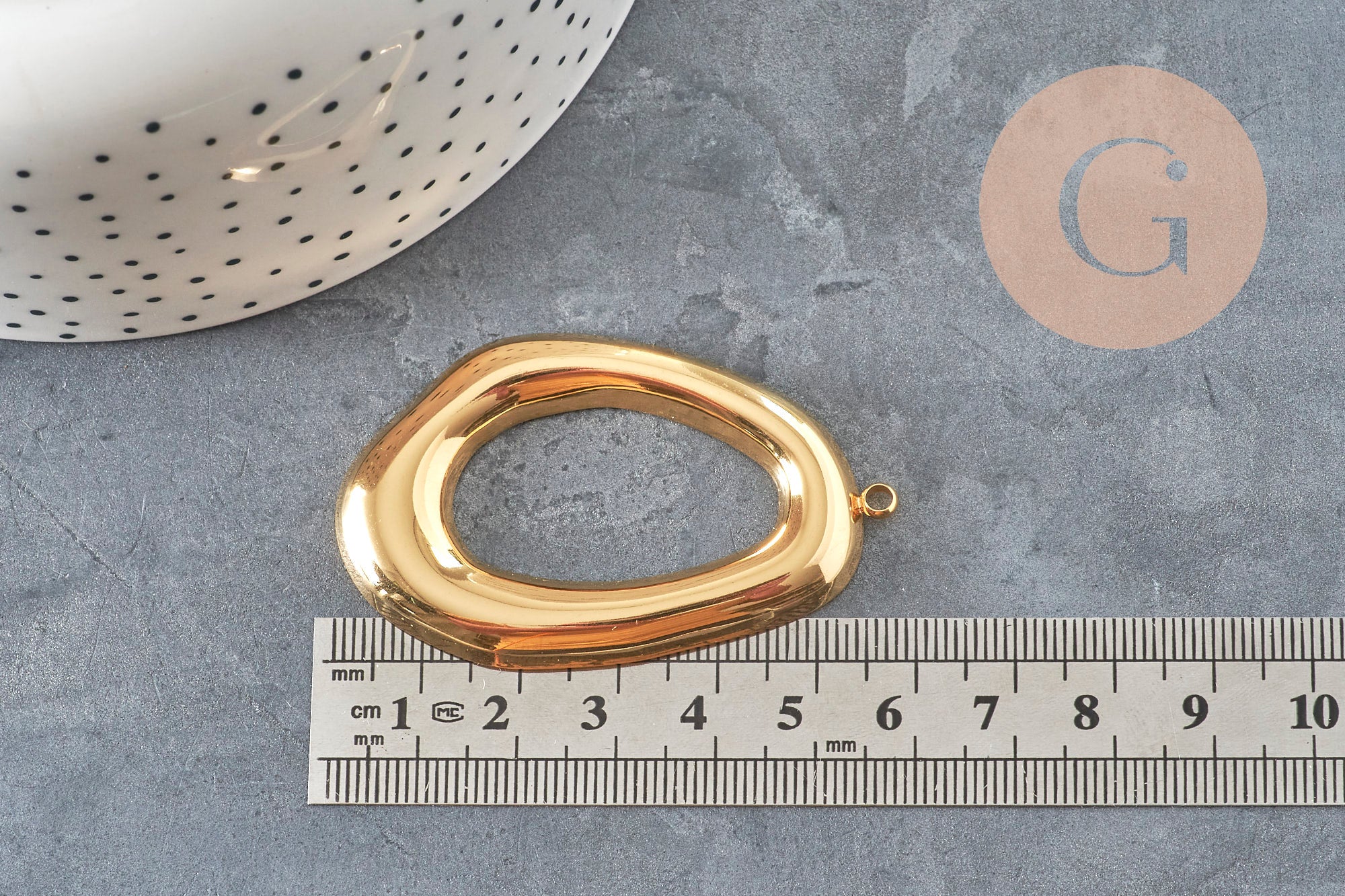 Colgante ovalado calado de acero inoxidable 304 dorado texturizado de 58 mm, x1 (G11268)