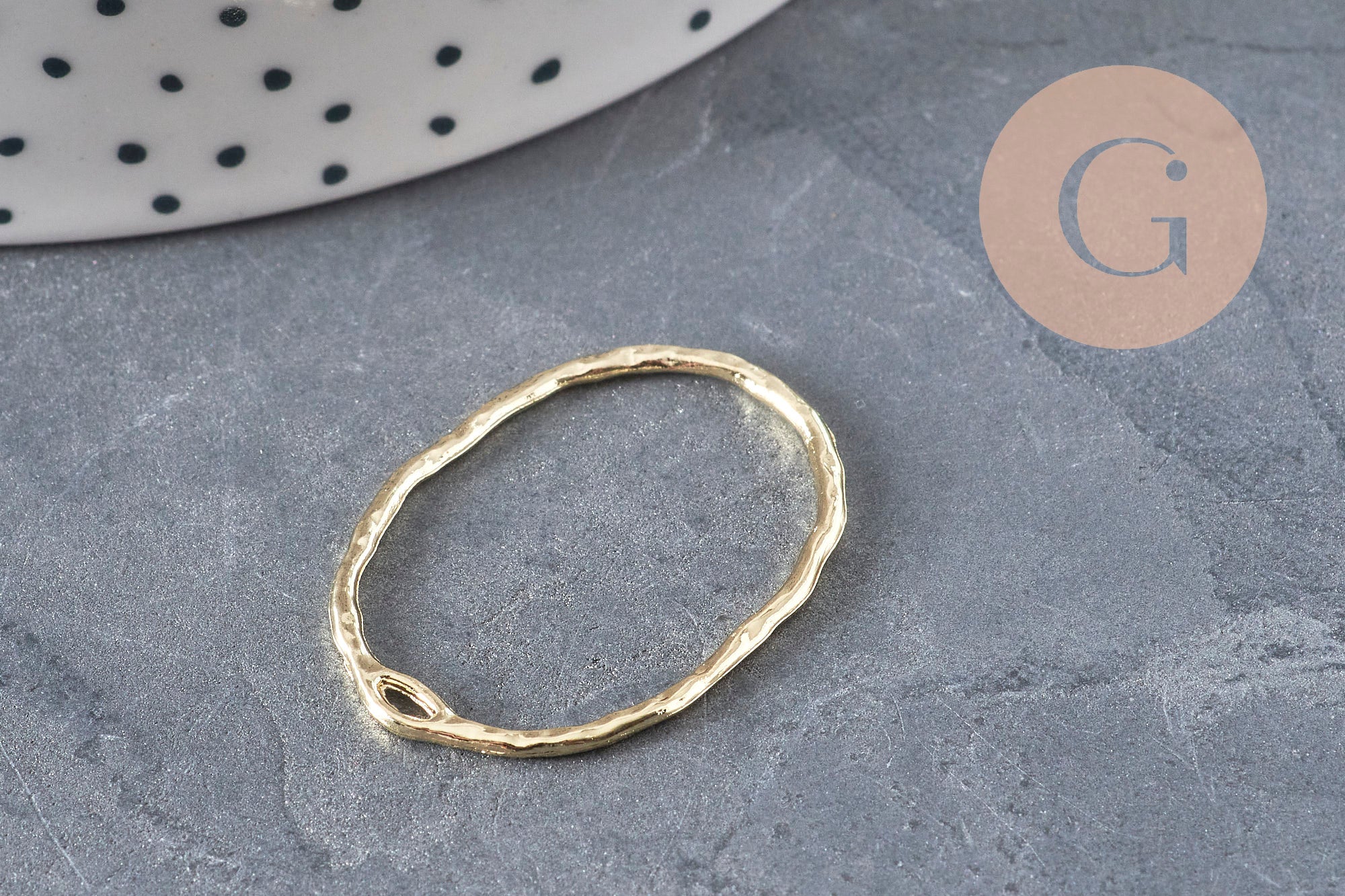 Oval hollowed-out textured gold zamak pendant 30mm, x2 (G11259)