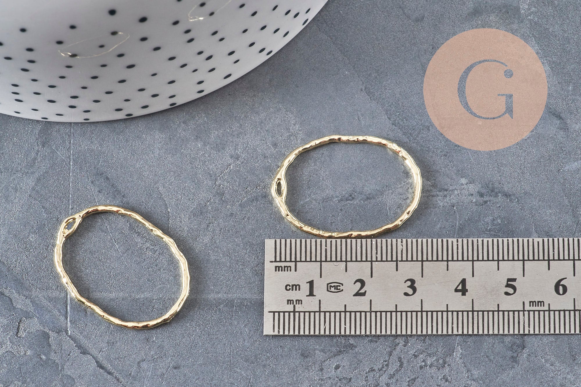 Oval hollowed-out textured gold zamak pendant 30mm, x2 (G11259)