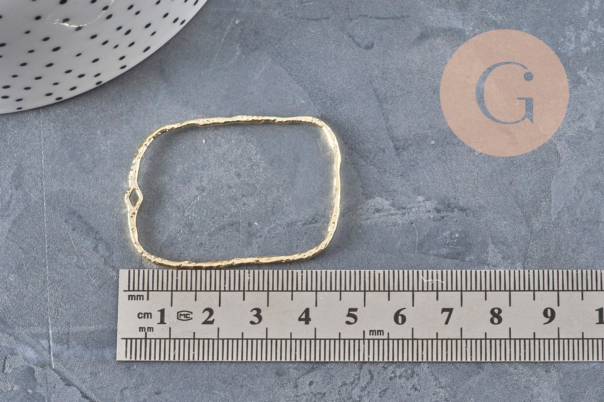 Colgante rectangular calado zamac dorado texturizado 46mm, x2 (G11260)