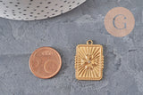 Pendentif rectangulaire doré en acier avec trèfle à quatre feuilles et zircon central, taille 25mm, posé sur fond gris.