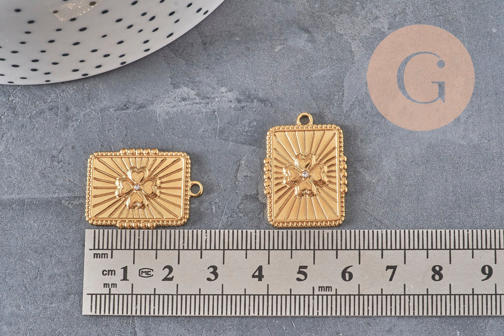 Pendentif rectangulaire doré en acier inoxydable avec trèfle à quatre feuilles et zircon, 25mm, pour création de bijoux DIY.