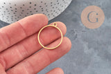 Pendentif rond doré sans fond en acier inoxydable 304, 27.5mm, tenu dans une main.