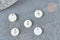 Pendentif rond lettre dorée nacre blanche naturelle 11mm, x1 (G0049)