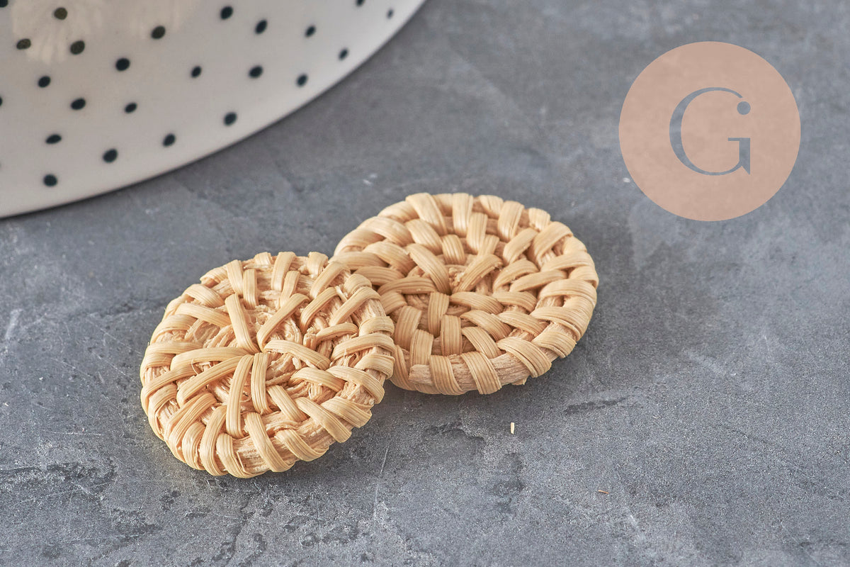 Lot de deux pendentifs ronds en osier tressé naturel clair, 19-25mm, pour bijoux bohèmes DIY.