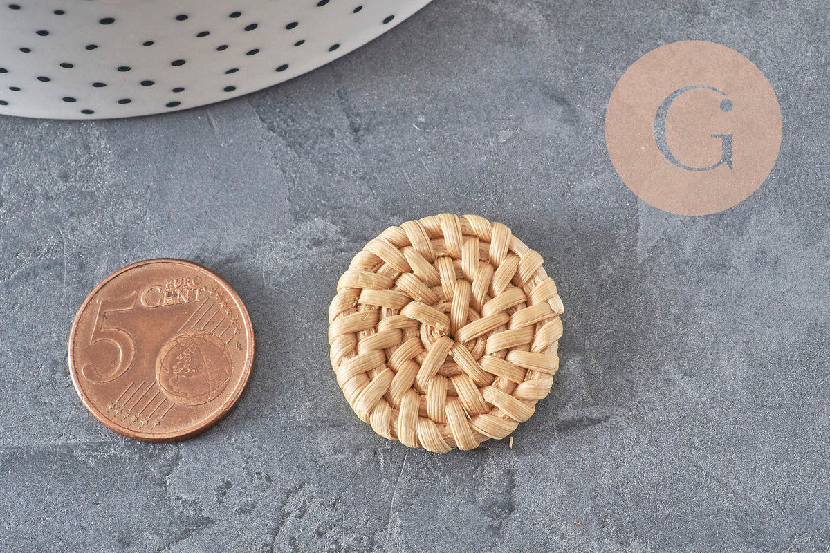 Pendentif rond en osier tressé naturel clair, diamètre 19-25 mm, posé sur une surface grise à côté d'une pièce de 5 centimes.