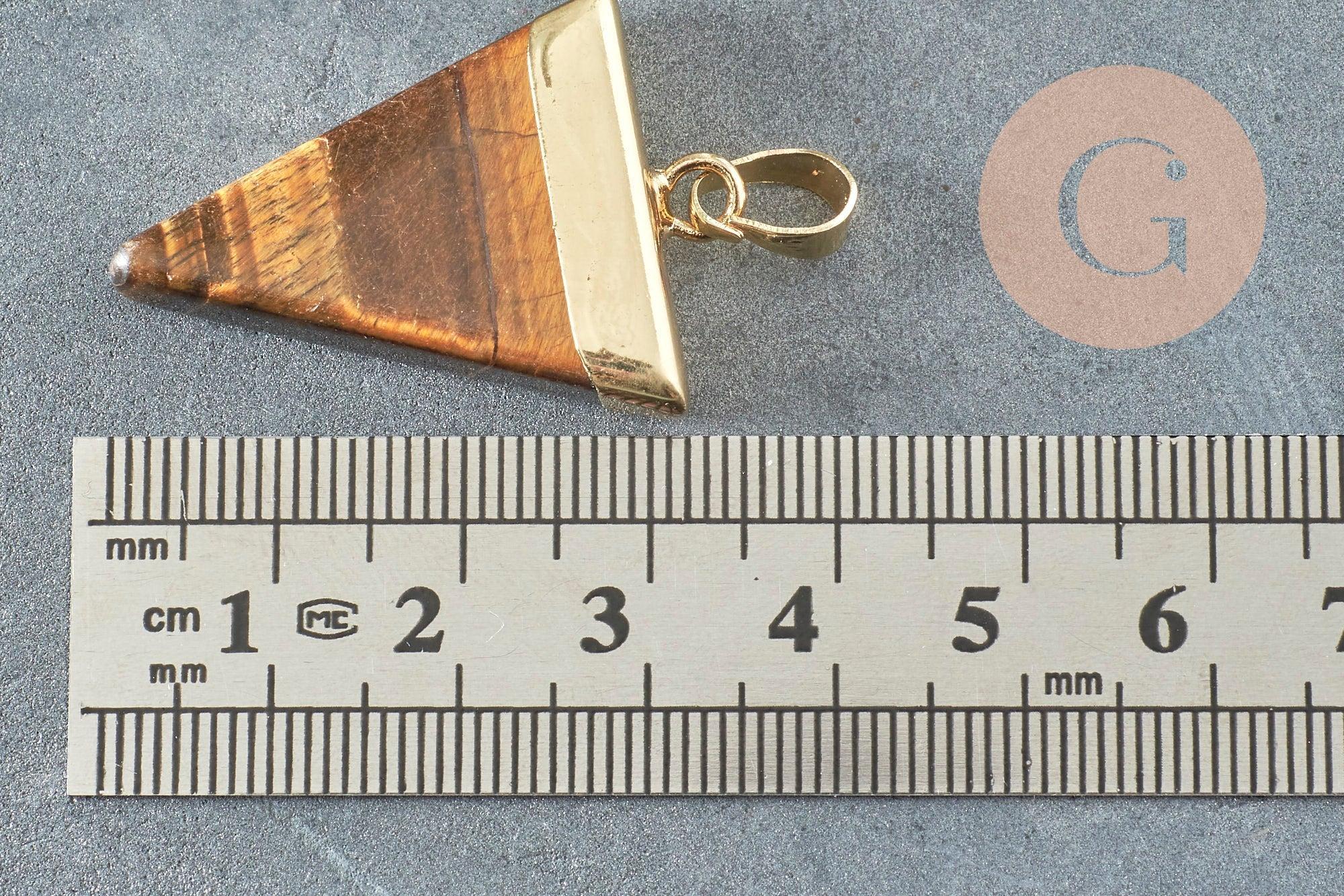 Pendentif triangle oeil de tigre naturel laiton doré 30-40mm, x1 (G5213)