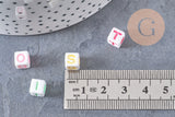 Perle carré Lettre Alphabet plastique blanc lettre multicolore,création bracelet,6mm, x10Gr (G3799)