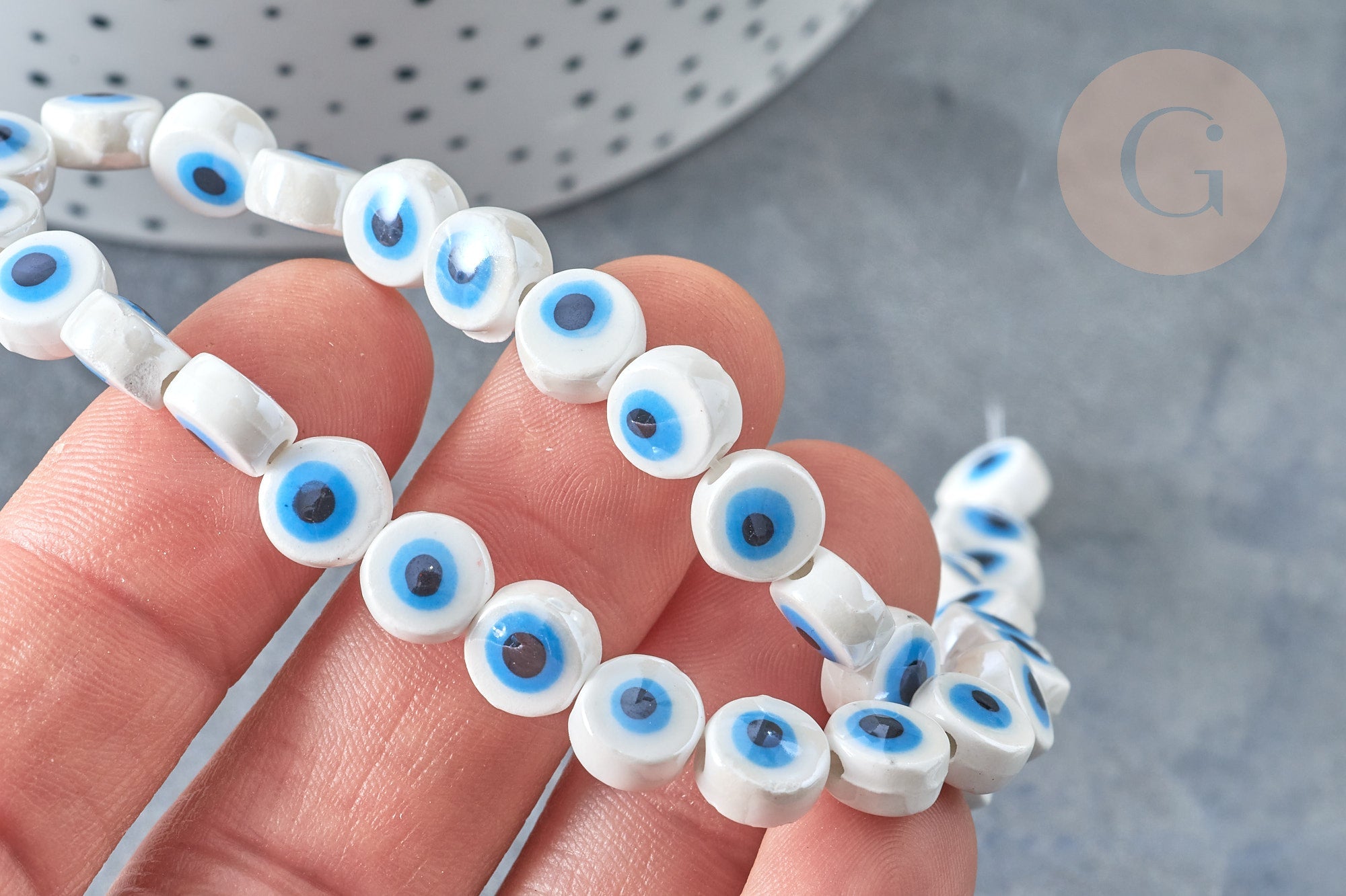 Perles Rondes plates porcelaine blanche mauvais œil bleu 8x5mm, bijou céramique, x10 (G8007)