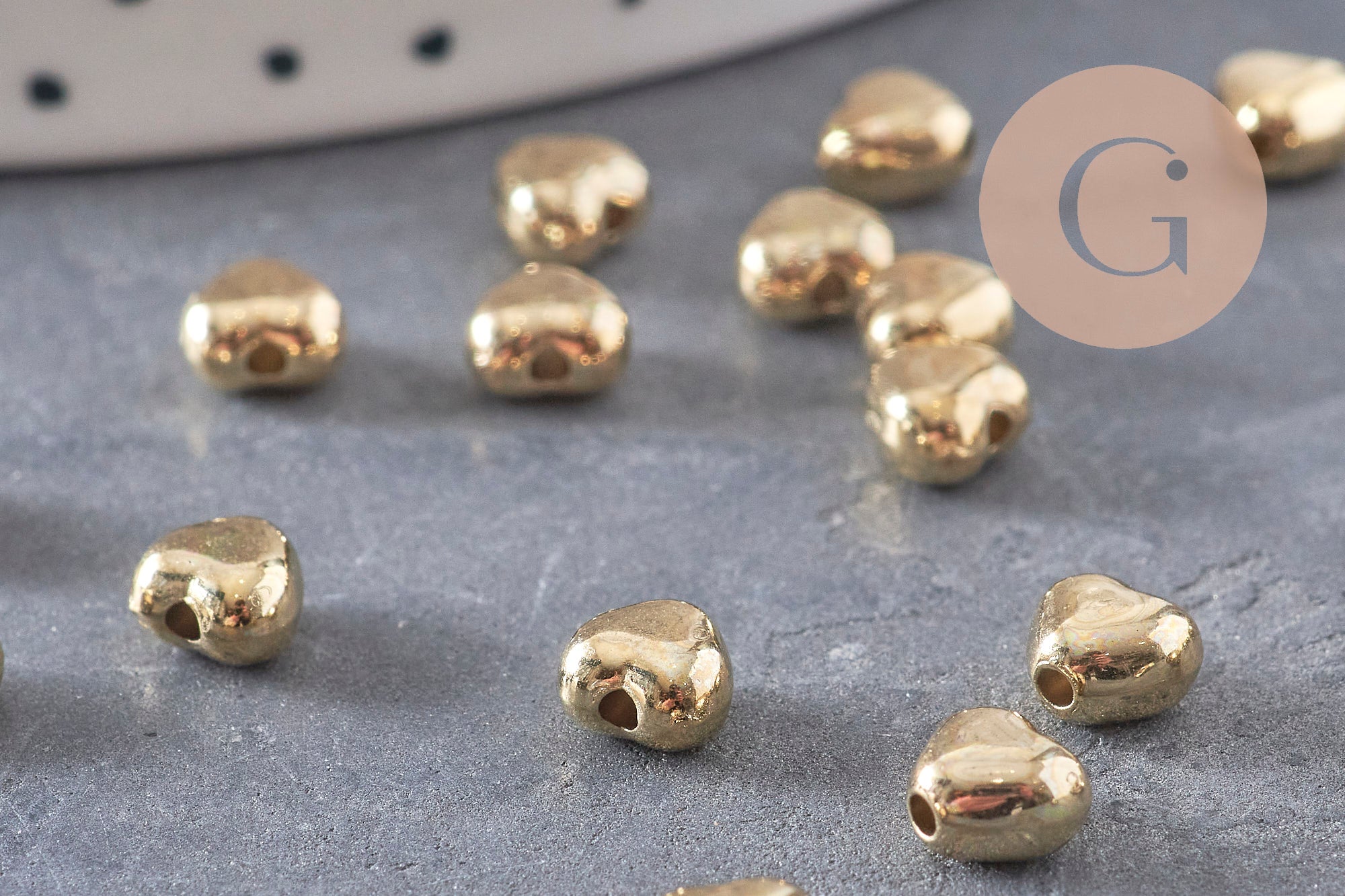 Perles coeur bombé plastique doré 5.5mm, x 10g (G10979)