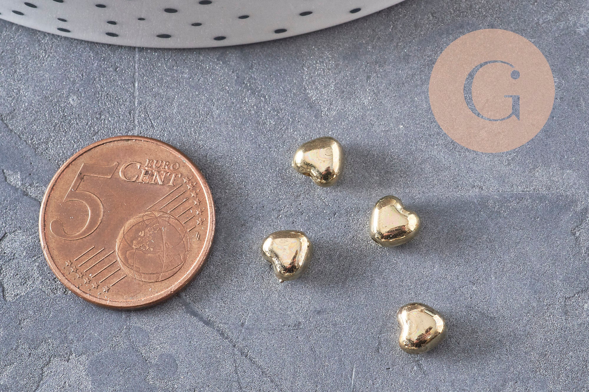 Perles coeur bombé plastique doré 5.5mm, x 10g (G10979)