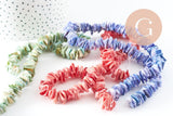 Perles chips coquillage naturel coloré 10-20mm, x1 fil de 38cm (G4074)