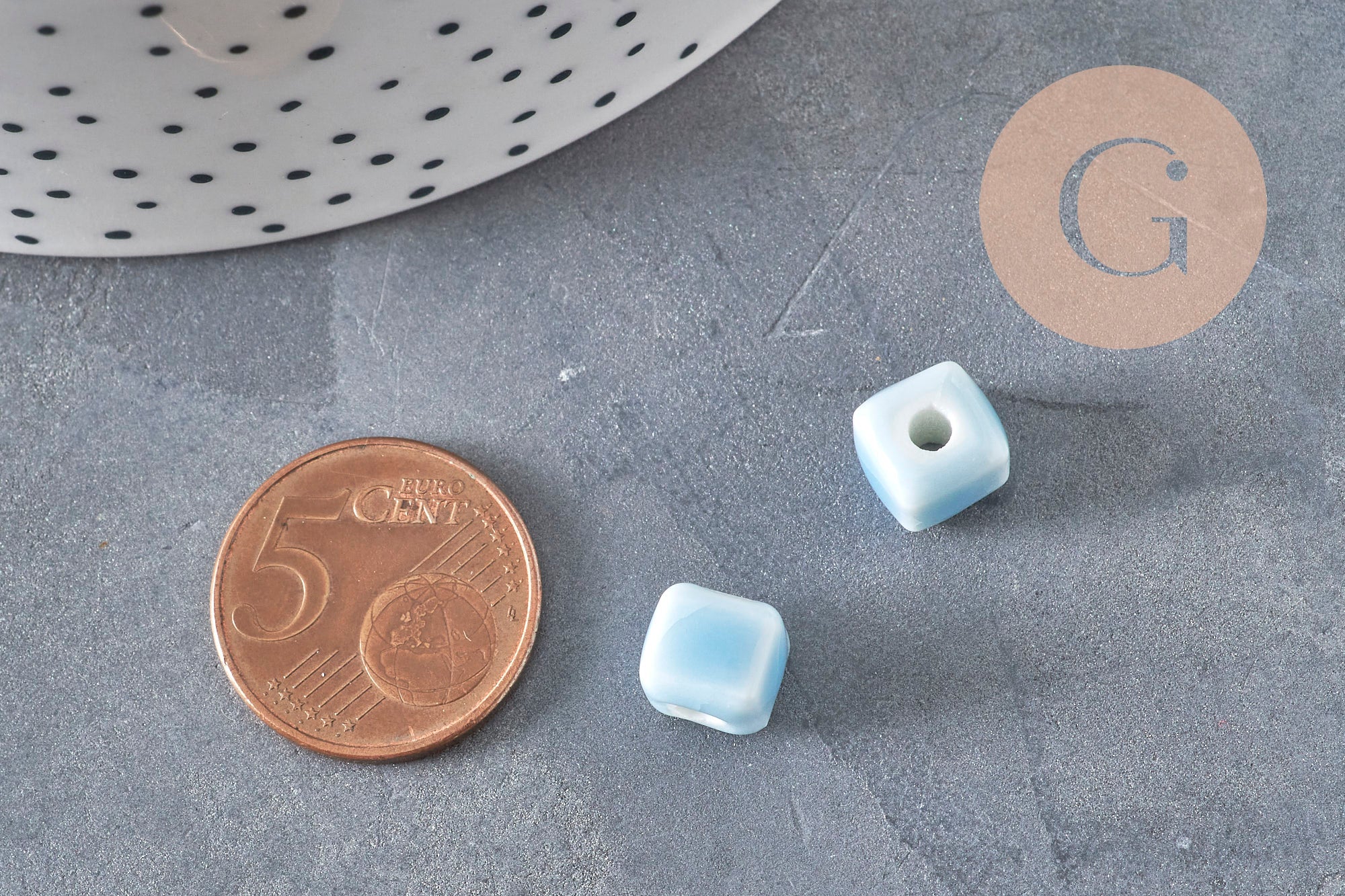 Cuentas cubo de cerámica azul claro 8mm, x5 (G11240)