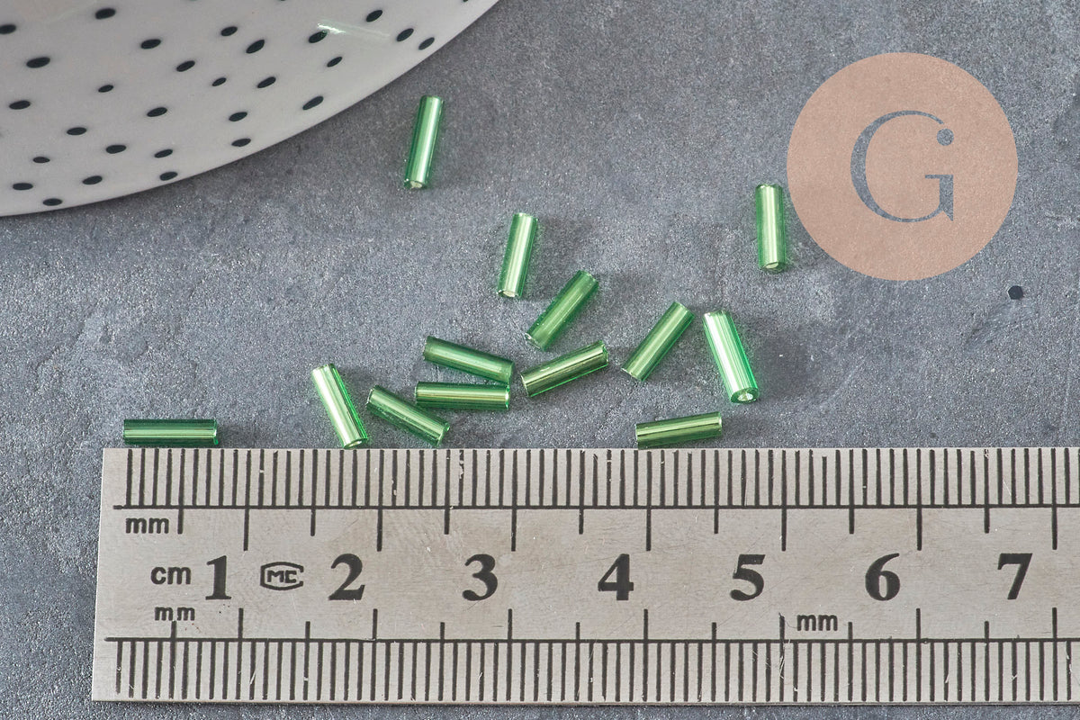 Perles rocaille Tube vert,perles rocaille vert, perles vert métallisé, long tube,6mm x 2mm, x 5gr G2691