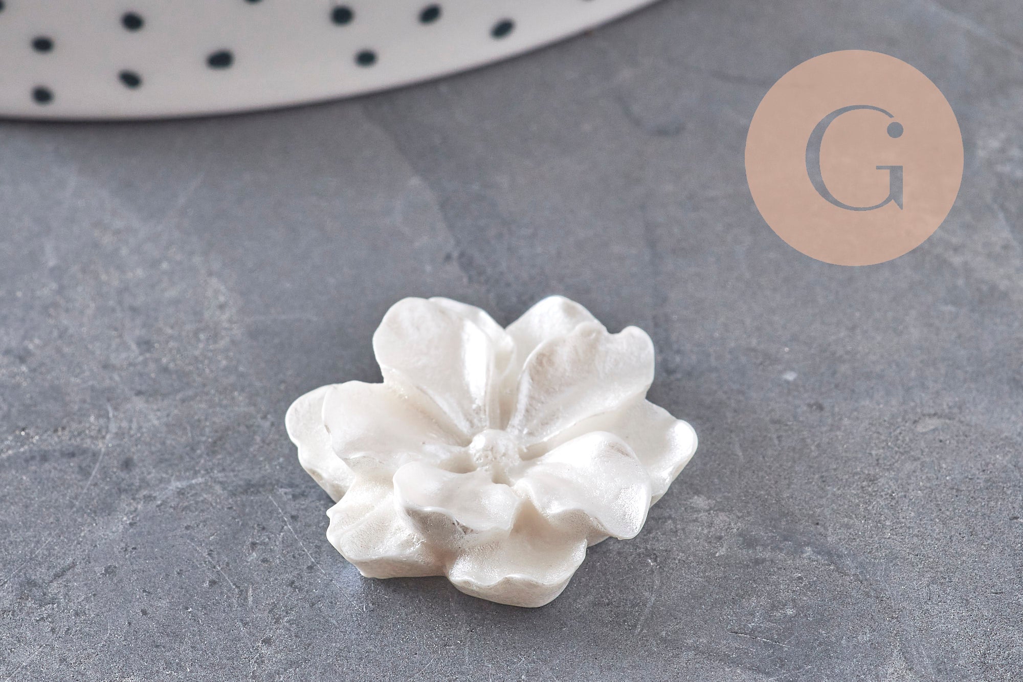 Cabochon fleur résine blanche nacrée 24mm, x2 (G4388)