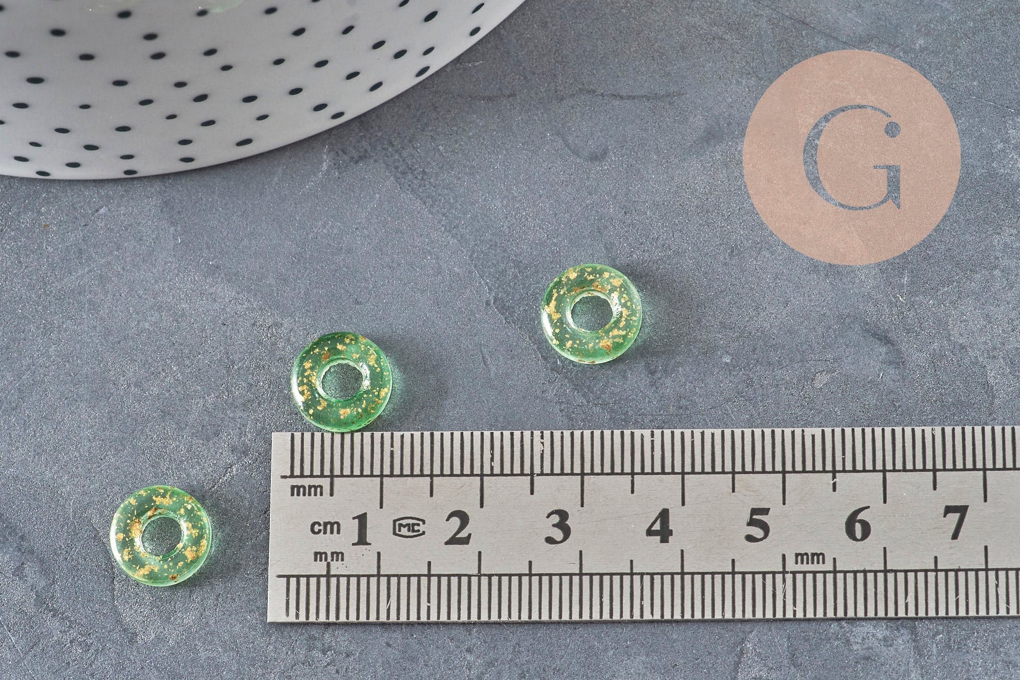 Green glass and gold leaf donut pendant, a round glass pendant for your jewelry creations, 15x3mm, x 10, G3300