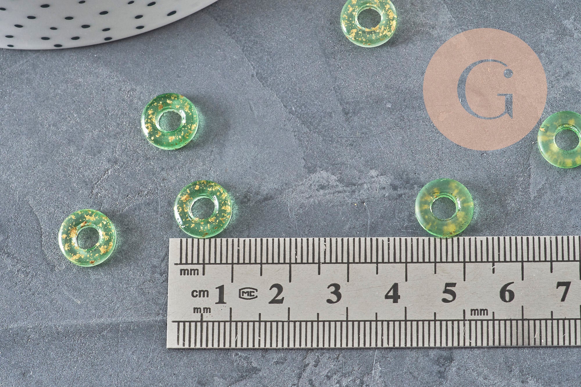 Green glass and gold leaf donut pendant, a round glass pendant for your jewelry creations, 15x3mm, x 10, G3300