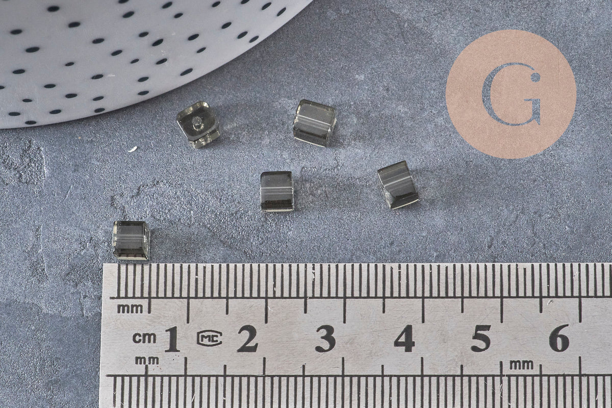 4mm grey square glass beads, x50 (G2195)