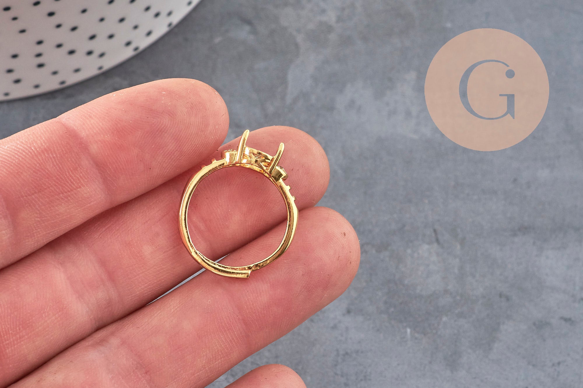Anillo ajustable con cabujón de circonita de 17 mm, latón bañado en oro, x1 (G3959)