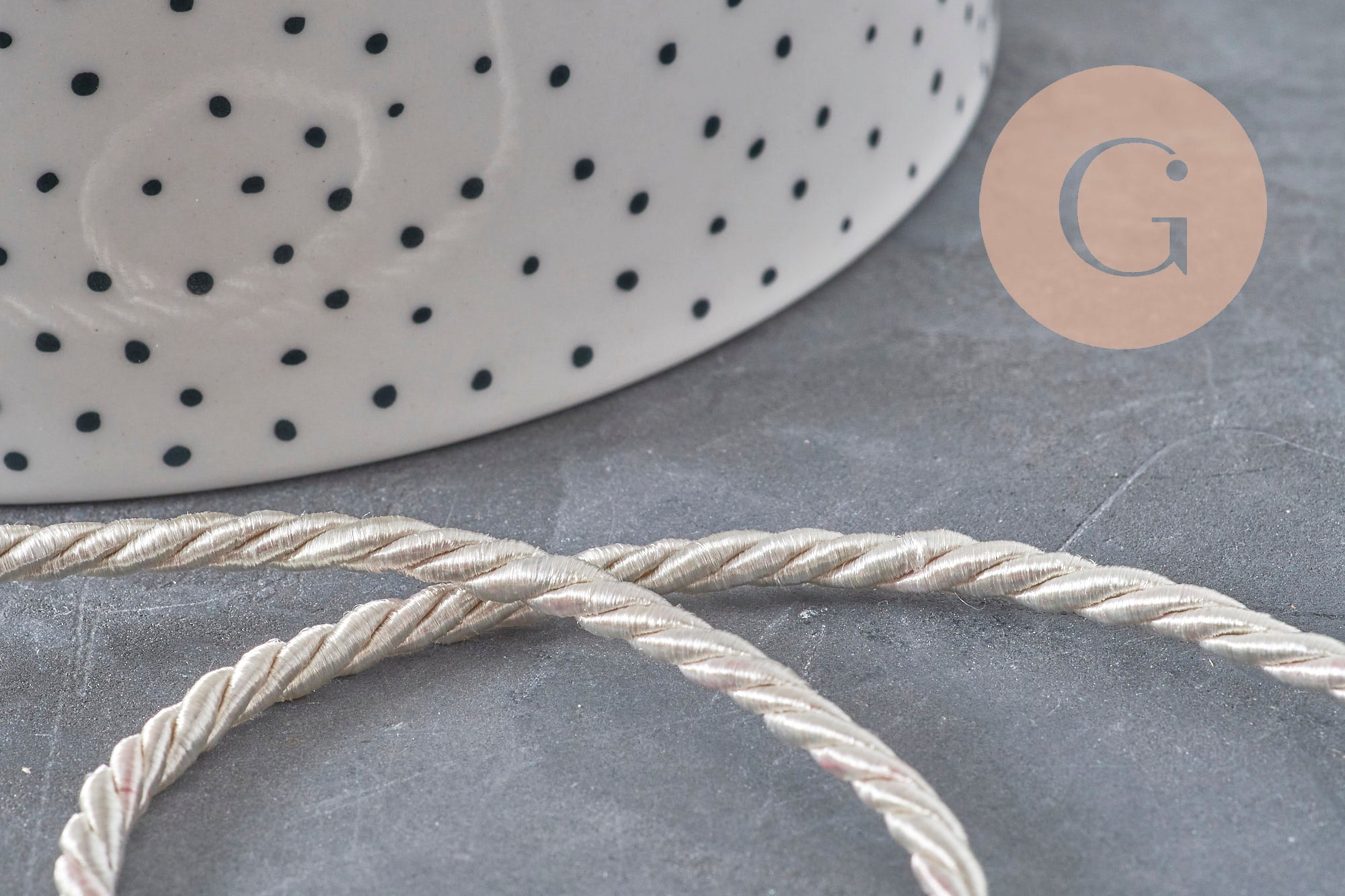 Cordon satiné torsadé beige de 3 mm en nylon pour bijoux et loisirs créatifs, finition brillante.