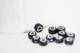 perle ronde coeur blanc plastique noir,perle plastique,perle ronde lettre,création bijoux, x 10Gr (G2490)