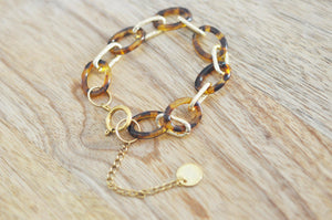 A tortoiseshell acrylic chain bracelet