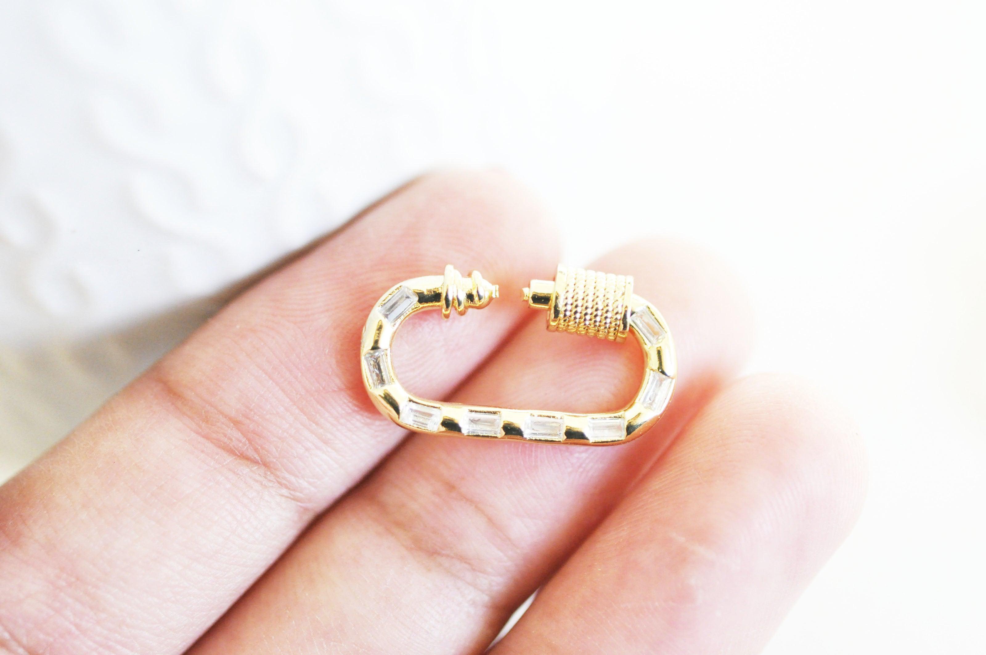 Fermoir mousqueton doré orné de zircons, idéal pour bijoux DIY.