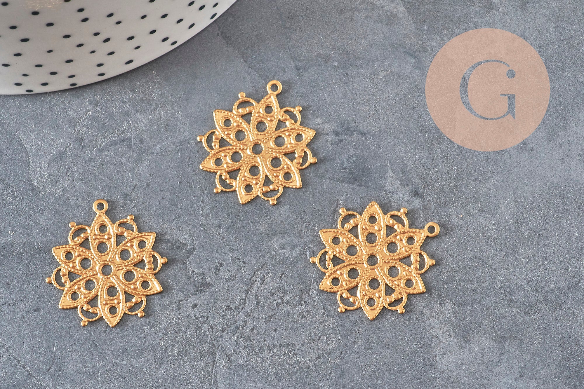 Raw brass round rosette stamped pendant 26mm, x2 (G10166)