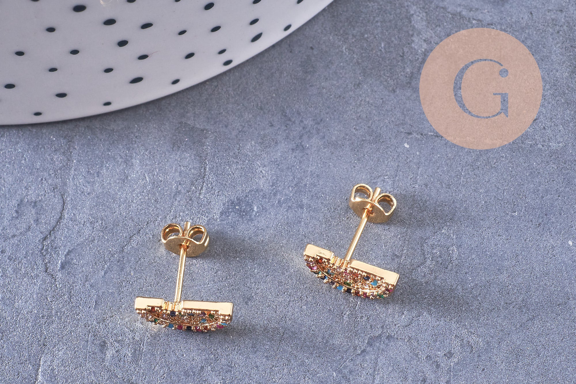 Boucles arc-en-ciel puces laiton doré zircons multicolore 12mm, la paire (G3776)