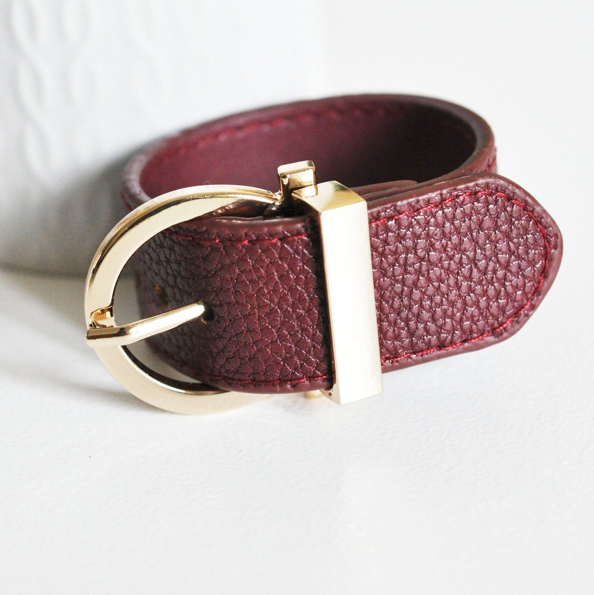 Bracelet cuir rouge bordeaux réglable boucle dorée 25.5mm, x1 (G4791)