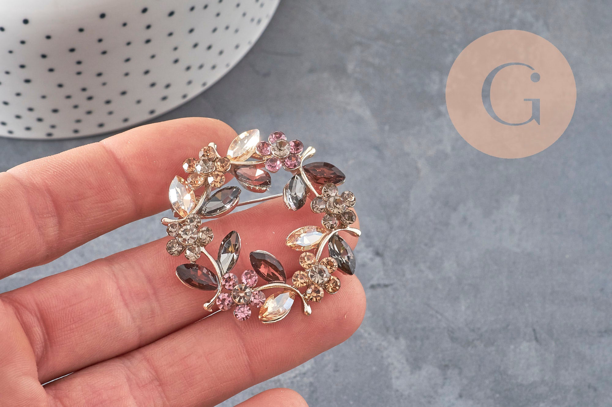 Broche flores circonitas multicolor zamak dorado esmaltado 41mm, x1 (G11256)