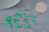 Cabochons marquise navette en jade naturel vert 6x3mm éparpillés sur fond gris.