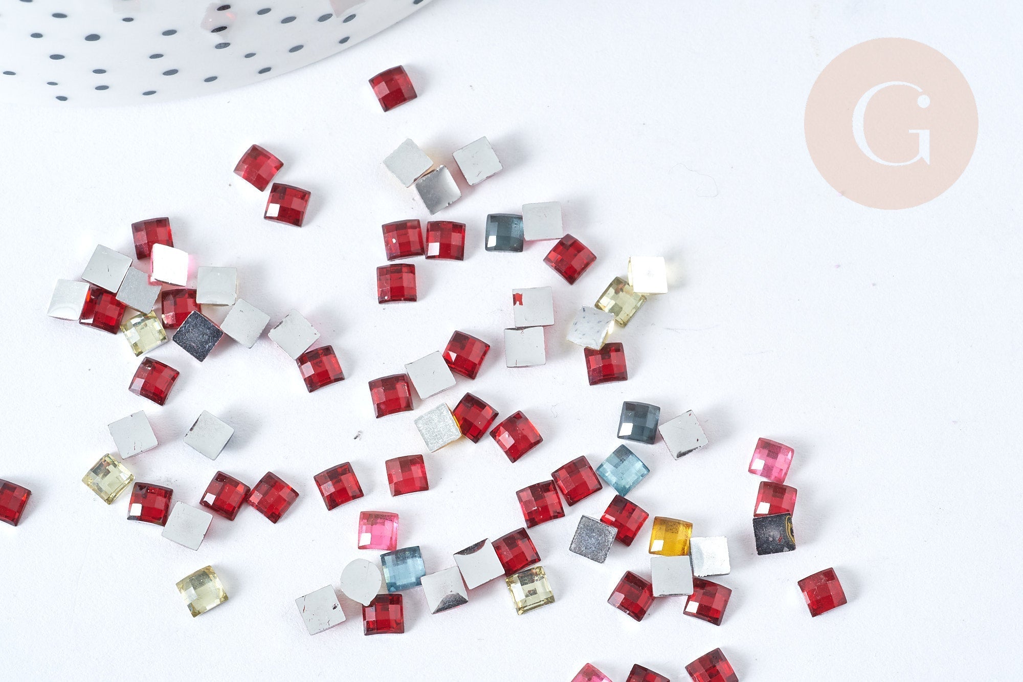 Cabochon strass plastique multicolore carré 4x4mm, x 5 grammes (G8338)