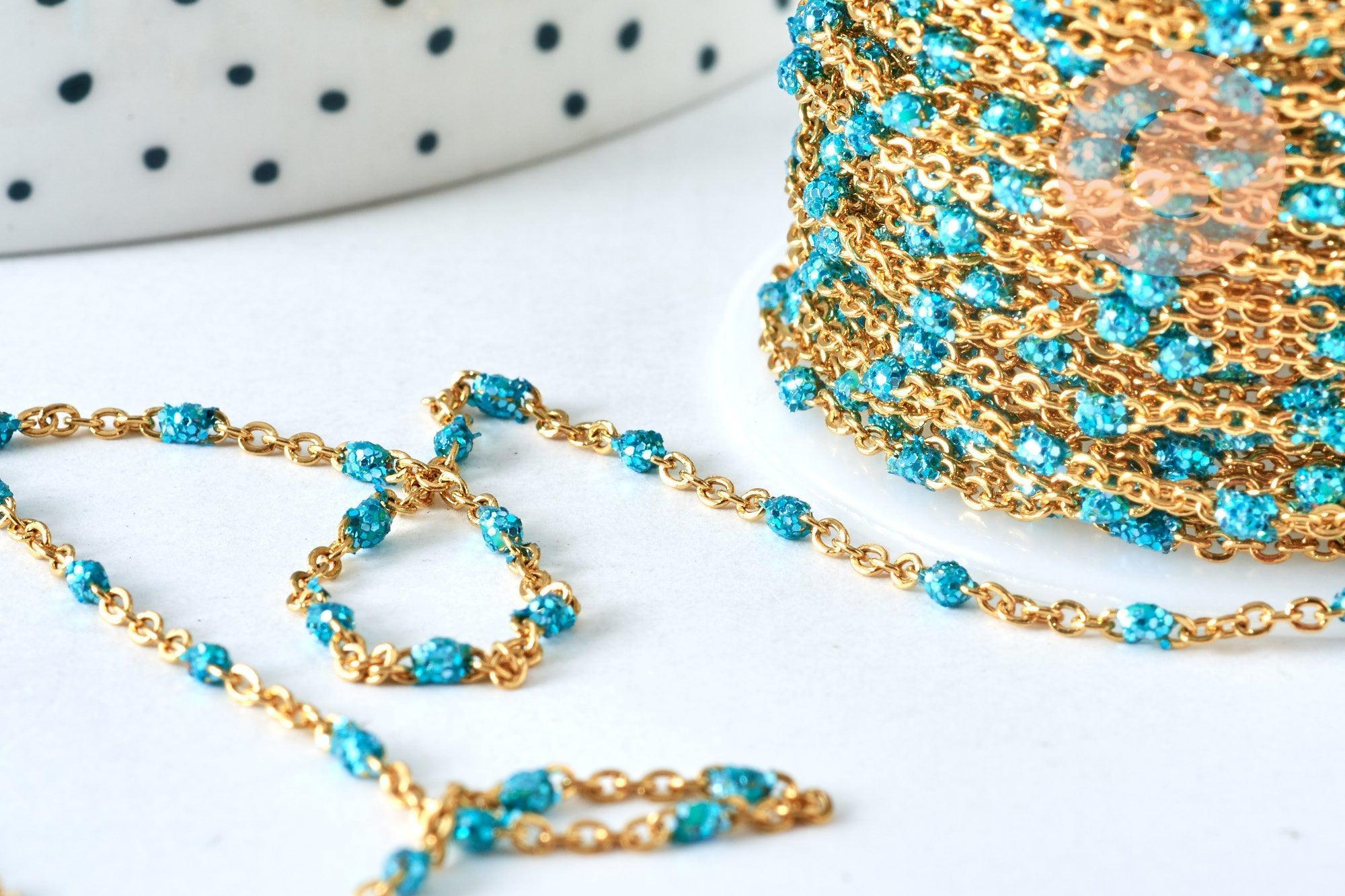 Chaîne fine acier inoxydable doré IP 14k résine bleue à paillettes 2mm, x1 mètre (G6892)