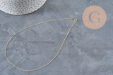 Collier chaîne fine gold-filled 14K dorée de 45.7cm avec fermoir, sur fond gris.