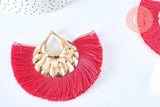 EP Pendentifs larges pompons fil fuchsia support doré 85-92mm x2 ( G6837)