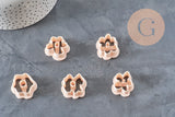 Cinq emporte-pièces fleur créole interchangeables 20mm en pâte polymère, couleur pêche clair.