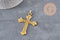 Pendentif grande croix 75mm en zamac doré avec détails gravés, idéal pour bijoux DIY style bohème ou vintage.