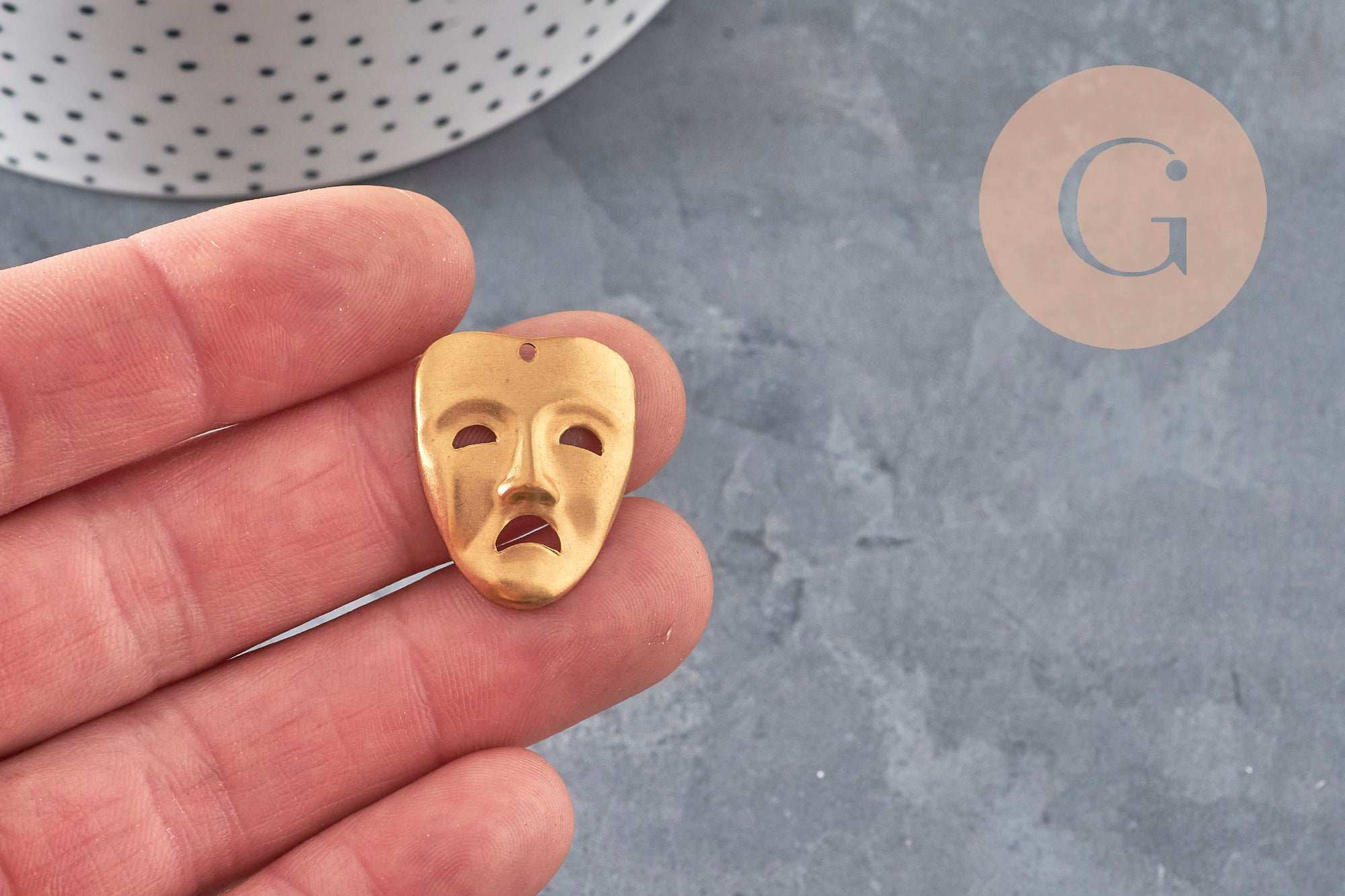 Brass raw Carnival theater mask pendant 25mm, x1 (G10164)