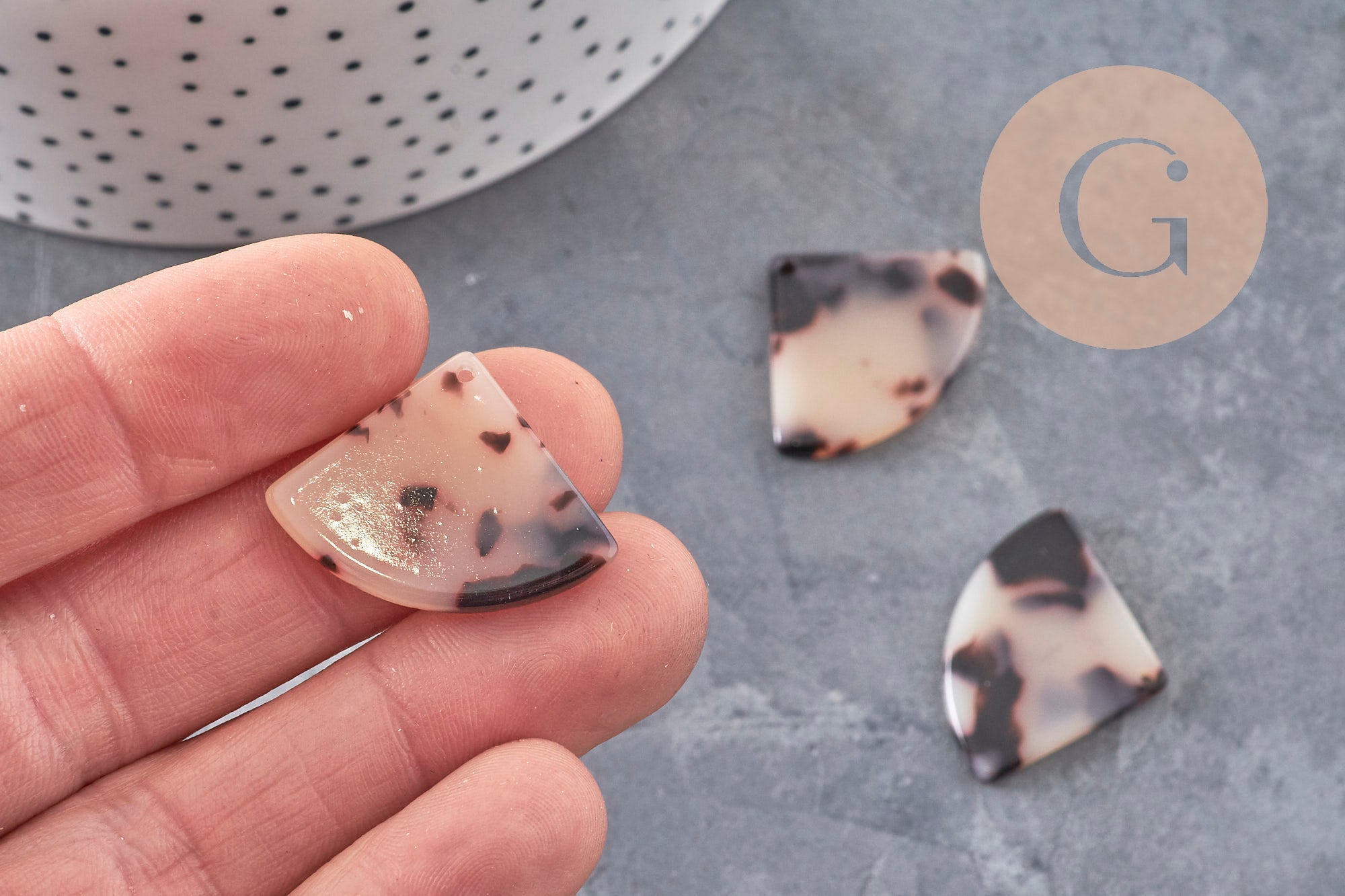 Pendentif éventail beige acétate, perle acétate,connecteur plastique, 21.5mm x5 (G0063)