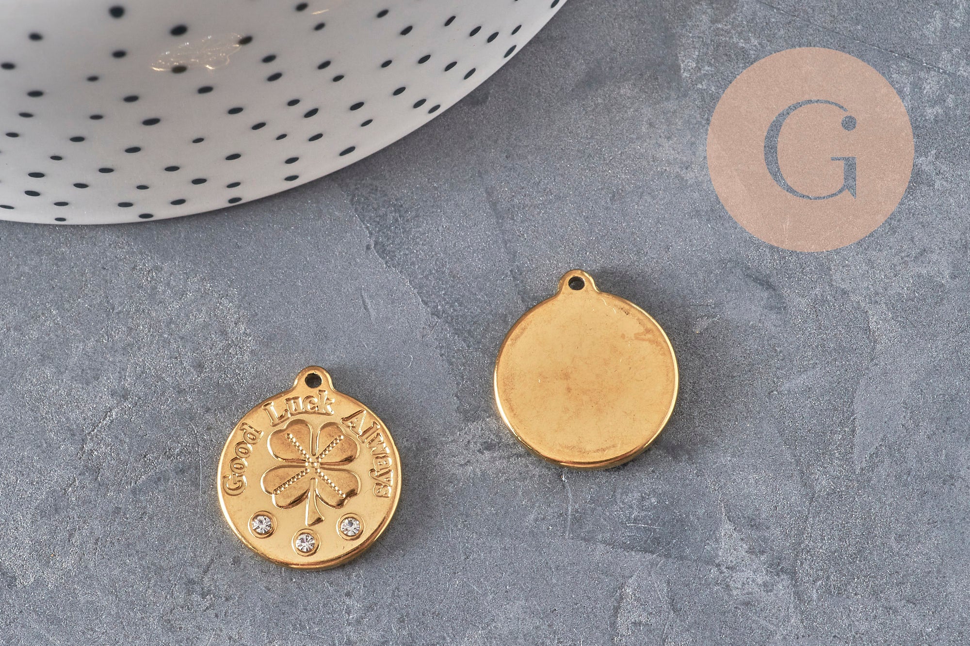 Pendentif médaille trèfle 4 feuilles en acier doré avec zircons, 20mm, pour création de bijoux DIY.