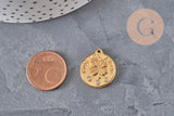 Pendentif médaille trèfle 4 feuilles en acier doré 20mm avec zircons et inscription Good Luck, posé à côté d'une pièce de 5 centimes.